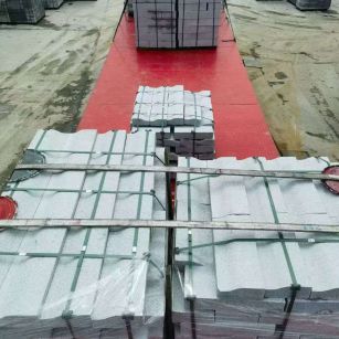 周口 芝麻白仿形加直形路沿石出货日常