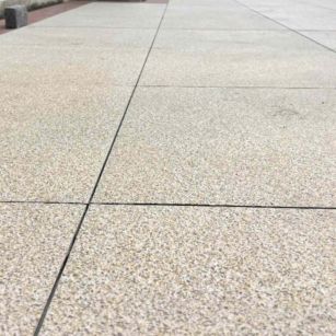 周口 黄金麻花岗岩石板材荔枝面地面铺装效果