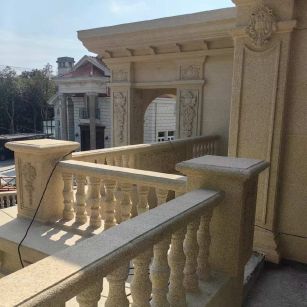 周口 黄金麻别墅外墙干挂雕花配合阳台栏杆花瓶柱