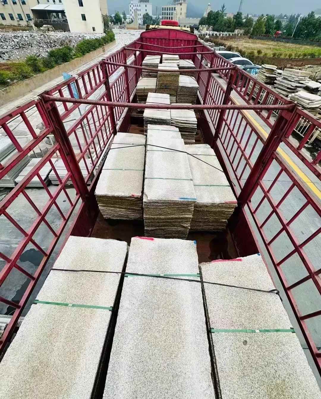 周口 黄金麻花岗岩荔枝面，光面毛板装车完成