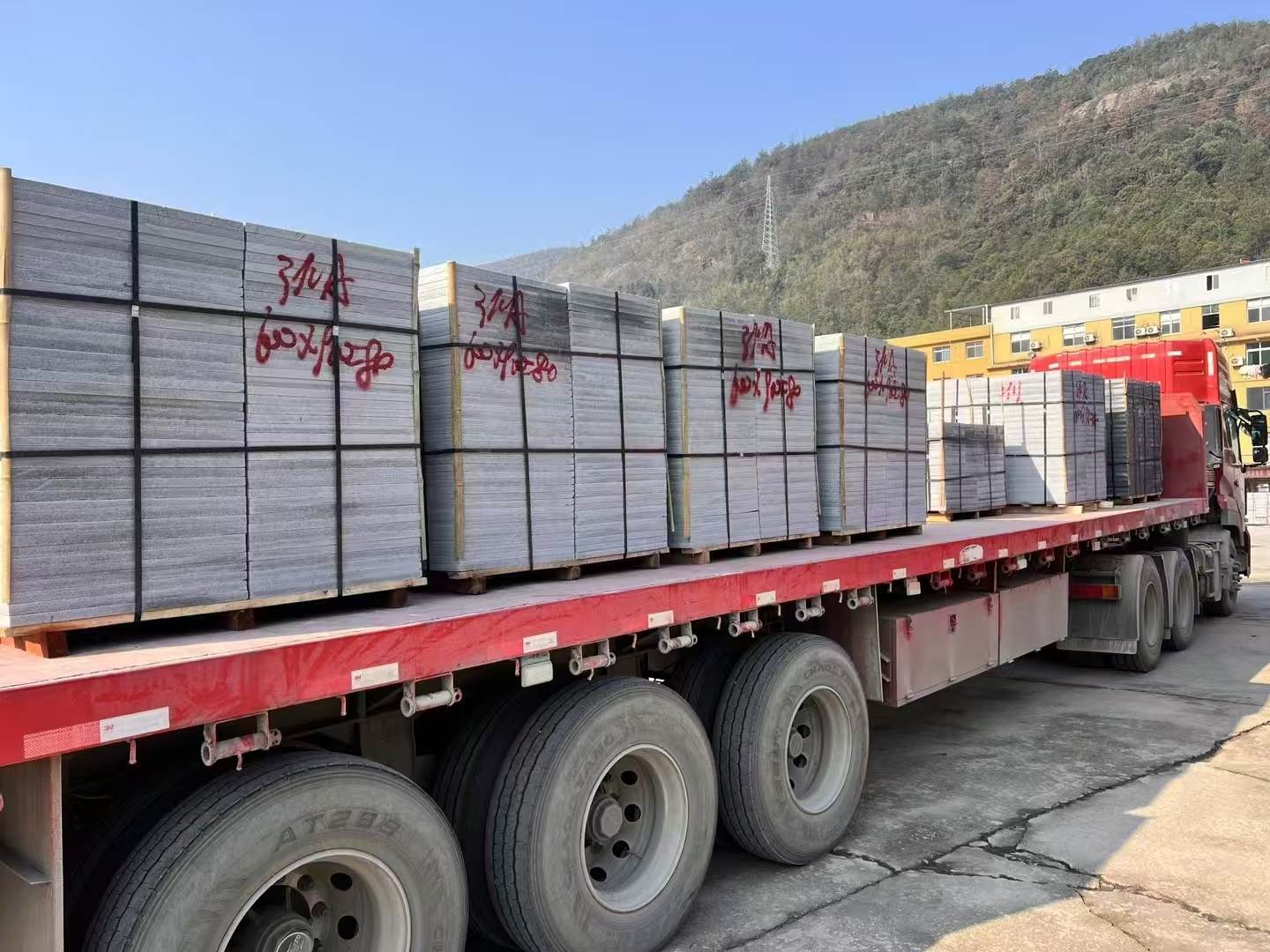 周口 芝麻灰地铺石出货日常