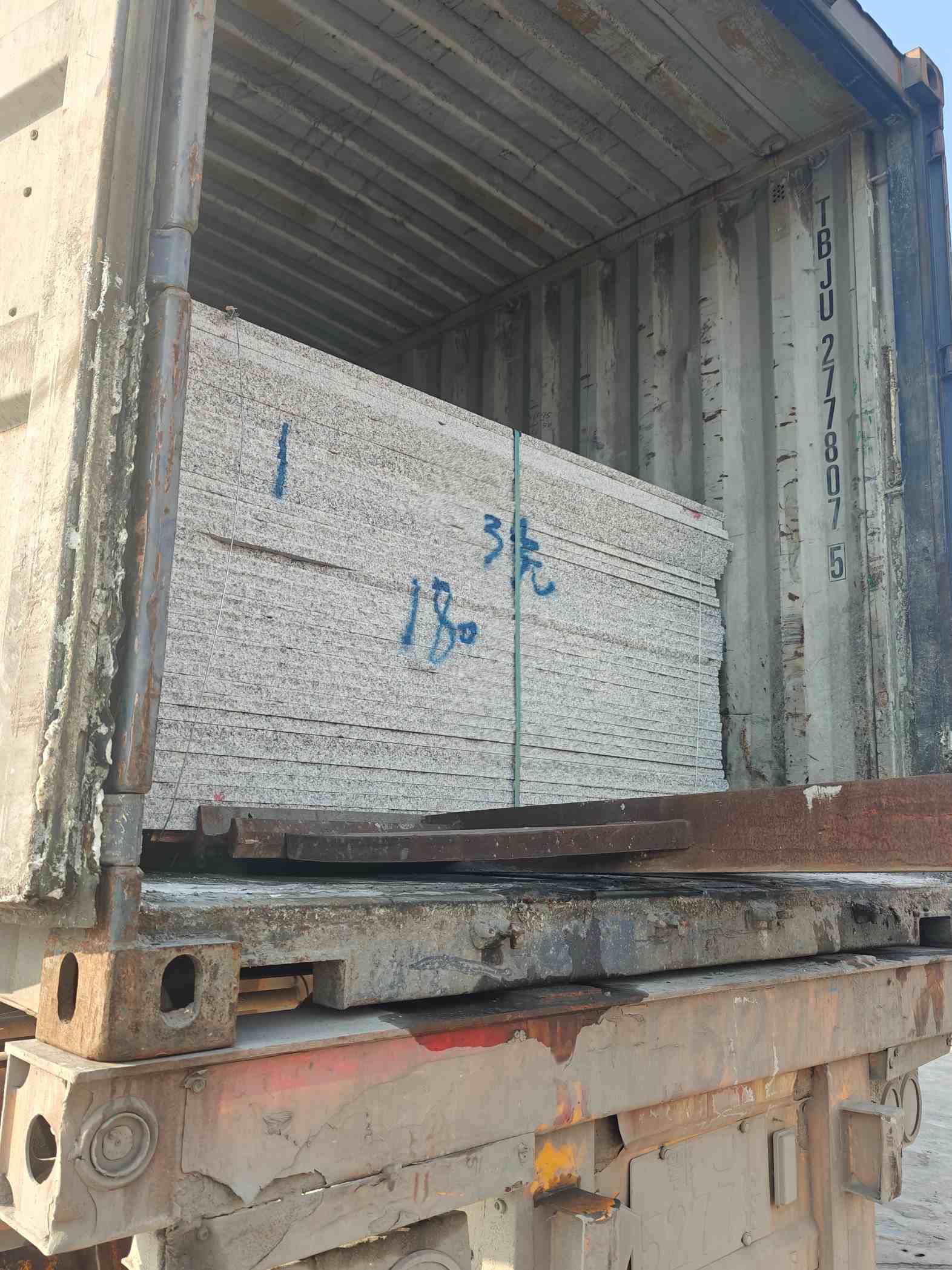 周口 芝麻白花岗岩石材3.0公分光面毛板装柜出货