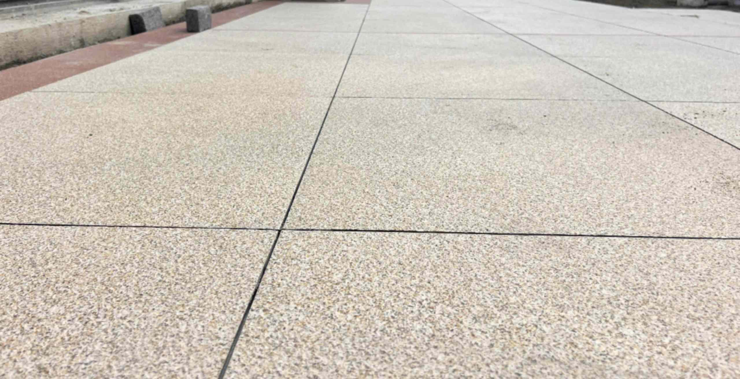 周口 黄金麻花岗岩石板材荔枝面地面铺装效果