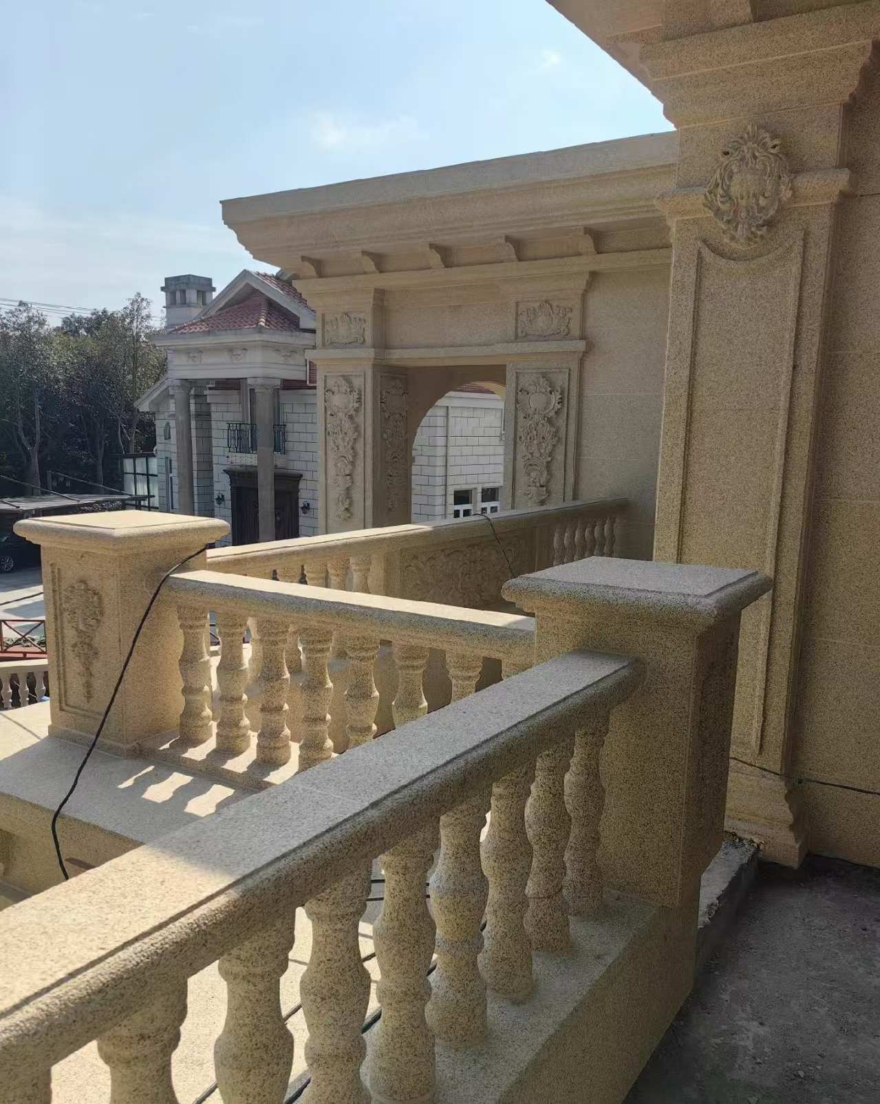 周口 黄金麻别墅外墙干挂雕花配合阳台栏杆花瓶柱