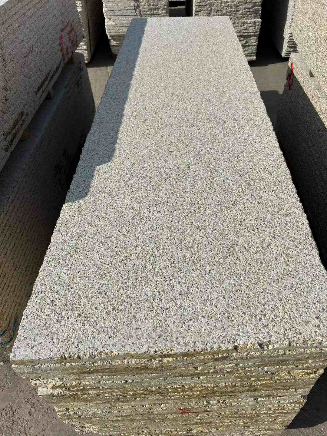 周口 黄金麻花岗岩荔枝面毛板，半成品