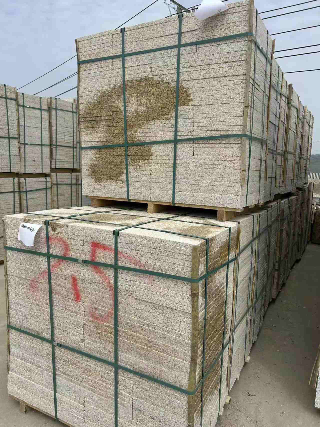 周口 黄金麻花岗岩石材荔枝面地铺石2.5*300*600