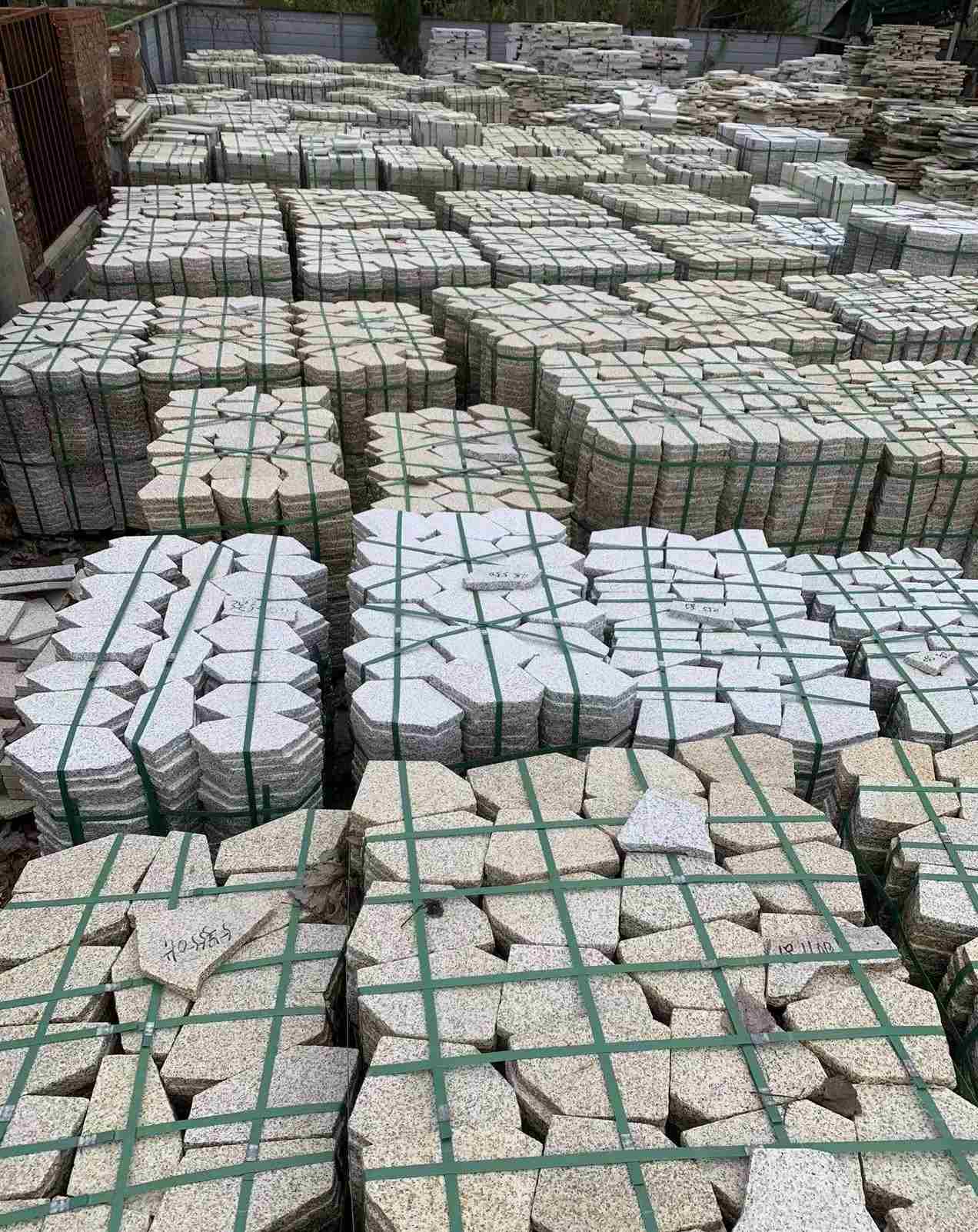 周口 黄金麻白麻花岗岩荔枝面地铺石(冰裂纹)