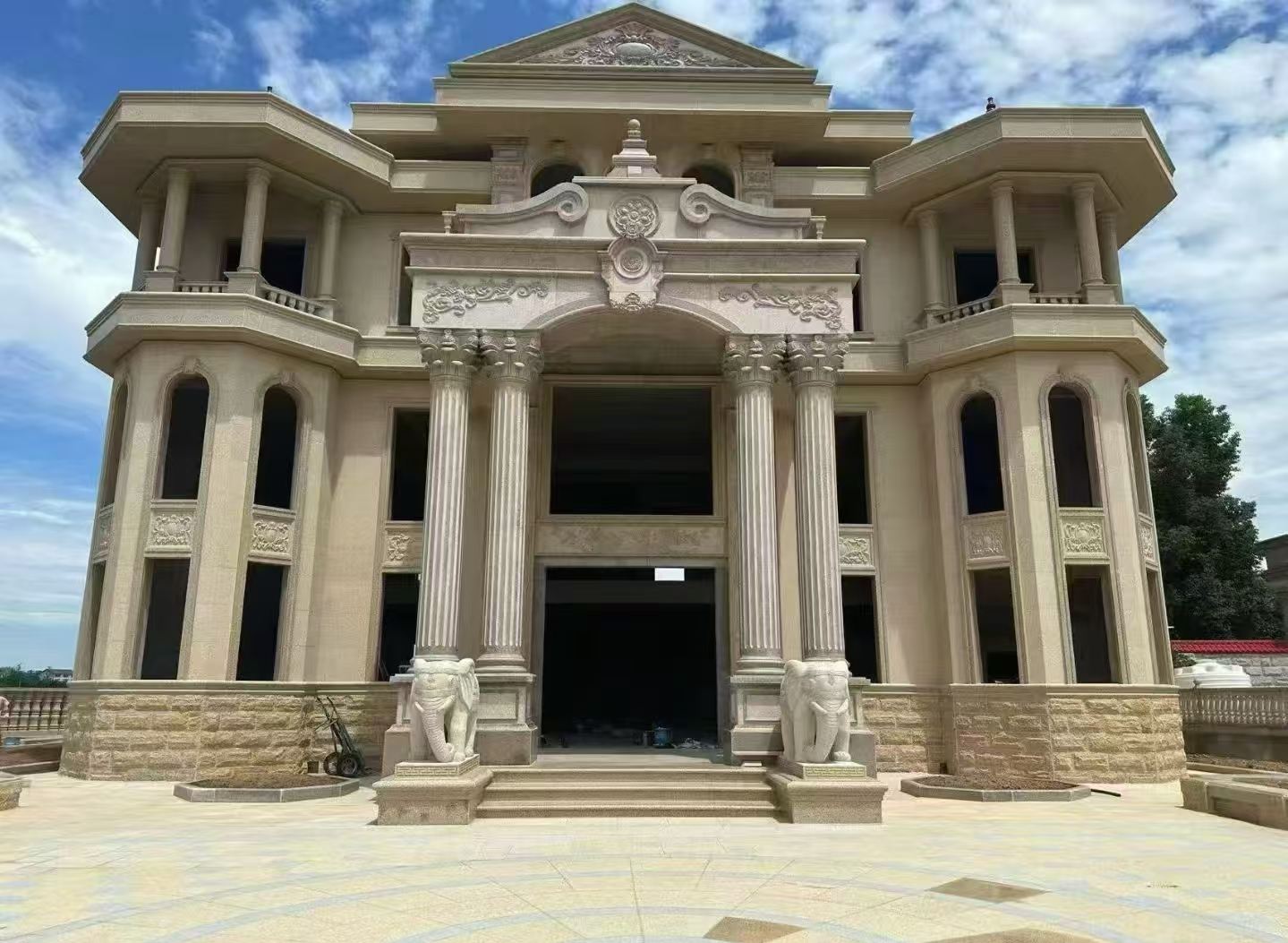 周口 黄金麻别墅外墙干挂，大柱，大象，蘑菇石，雕花板