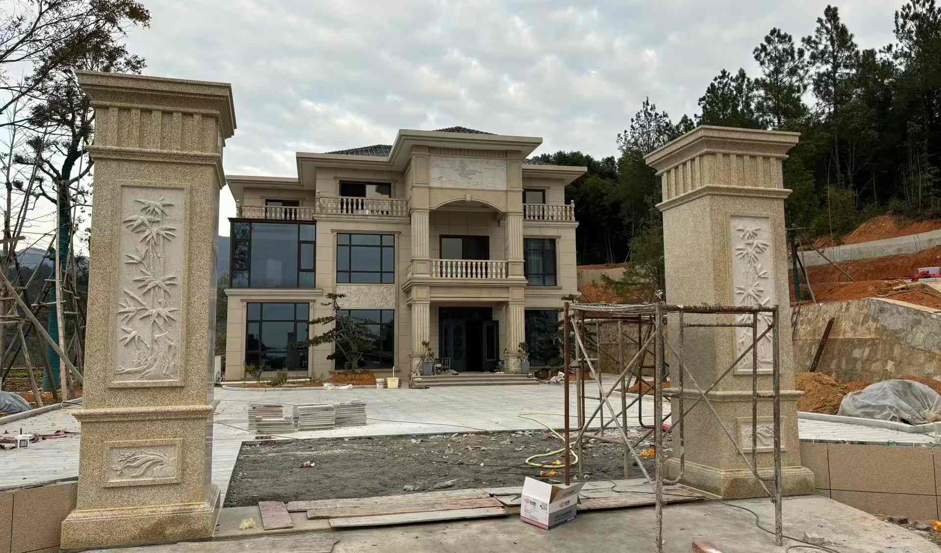 周口 黄金麻花岗岩别墅雕花外墙干挂配上门口雕花罗马柱