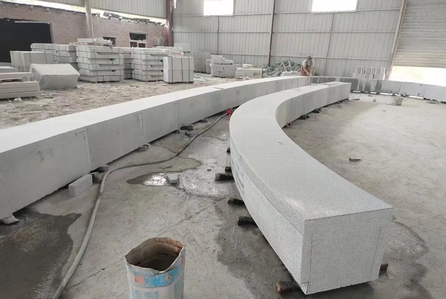 周口芝麻白花岗岩石板材 园林光面弧形坐凳