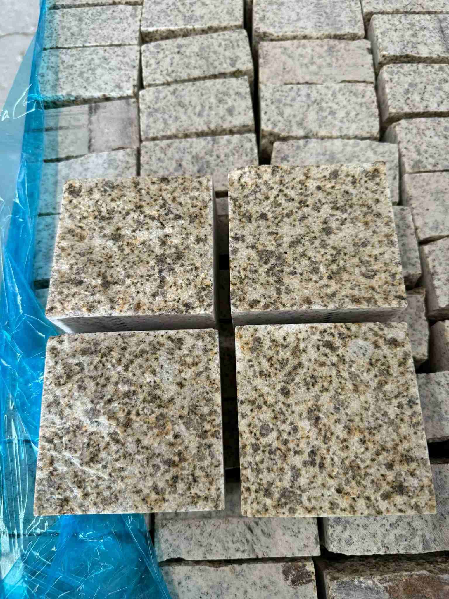 周口 黄金麻花岗岩自然面小方块，弹石，马蹄石等