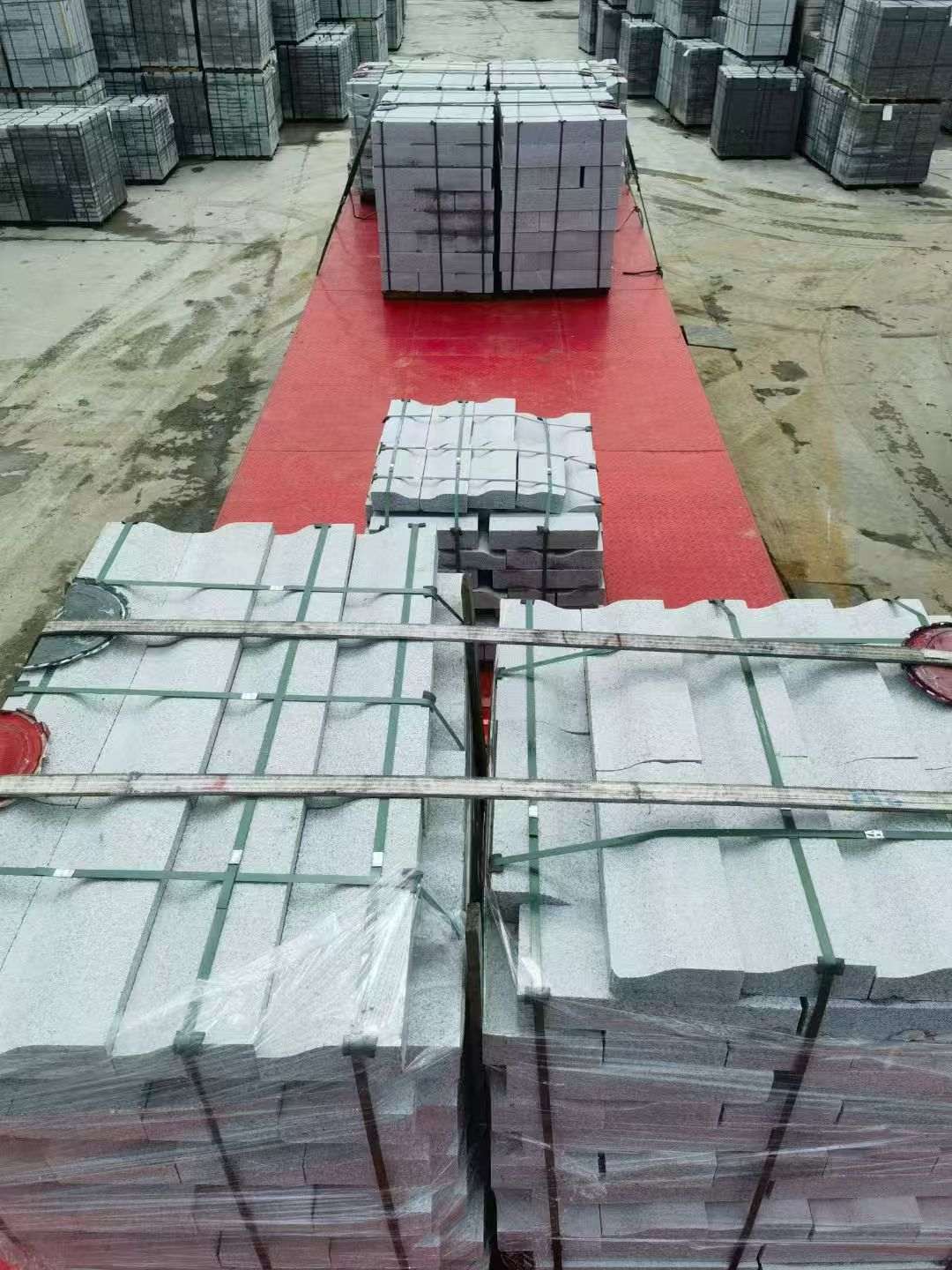 周口 芝麻白仿形加直形路沿石出货日常