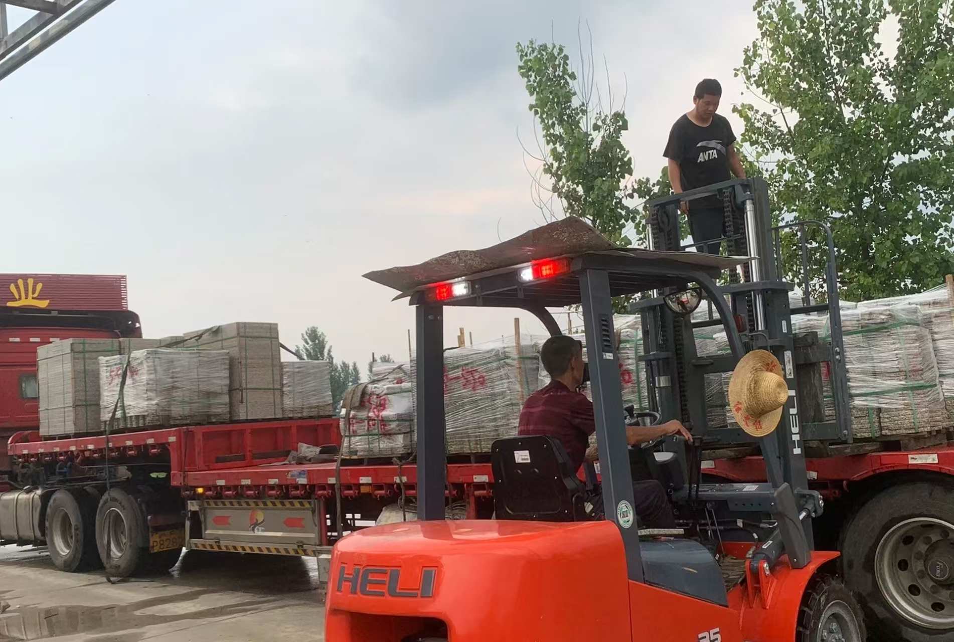 周口 黄金麻冰裂纹，地铺石装车