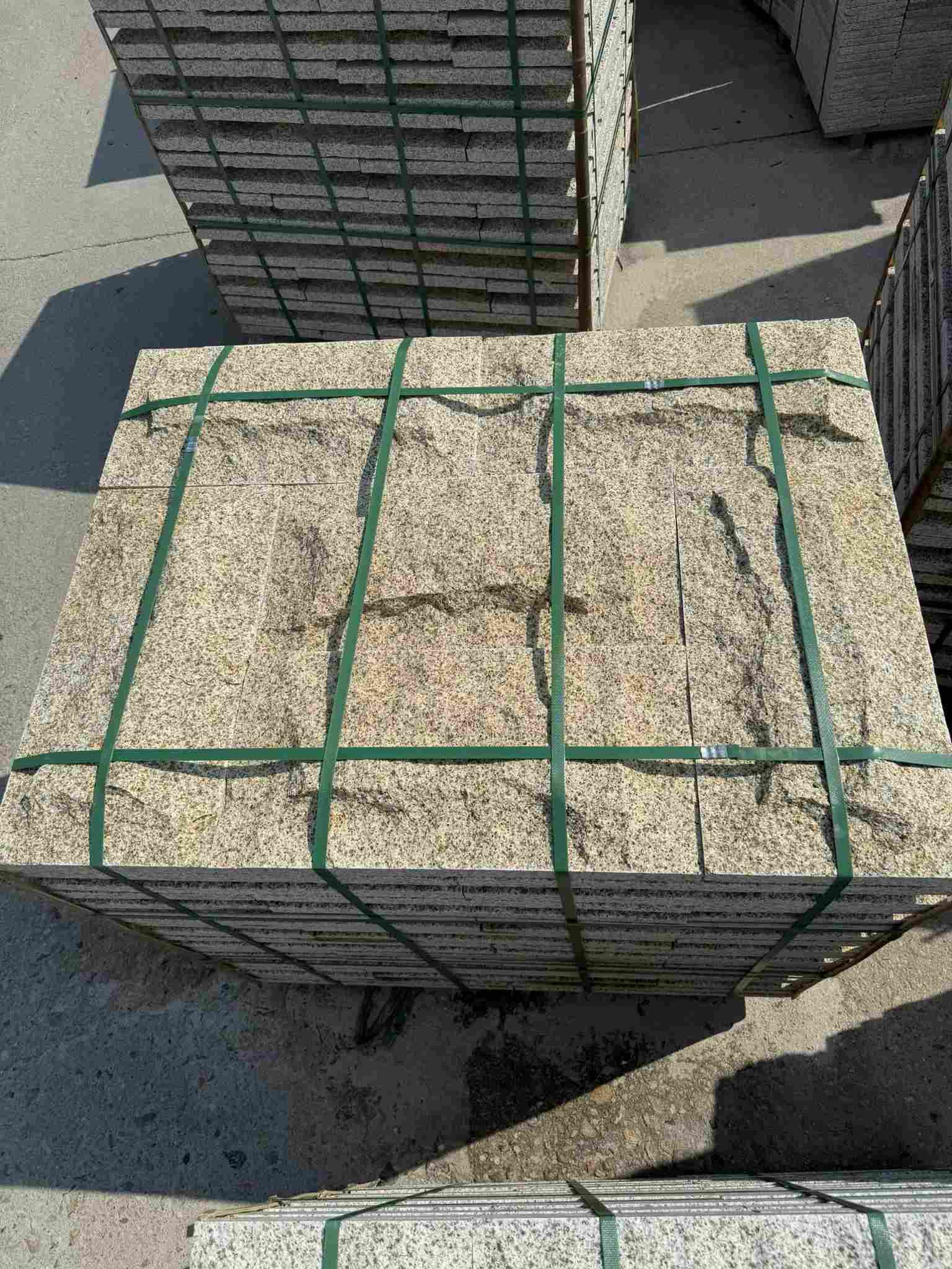 周口 黄金麻花岗岩石材自然面蘑菇石成品