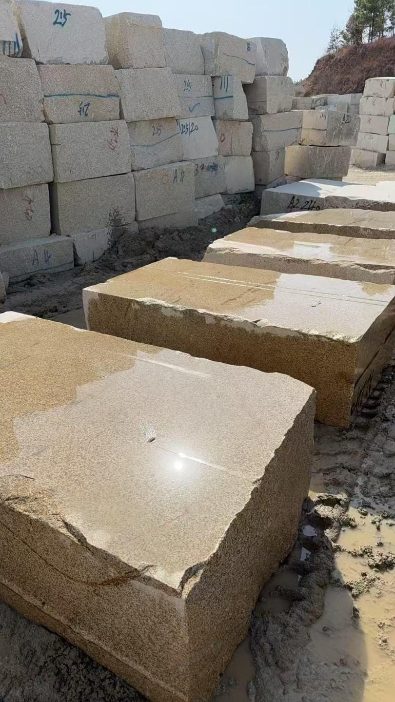 周口 黄金麻方料堆场洗料分选中，原材料充足