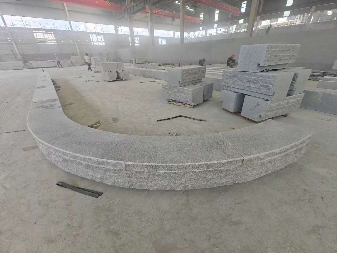 周口 芝麻白异形坐凳，自然面光面弧形加工