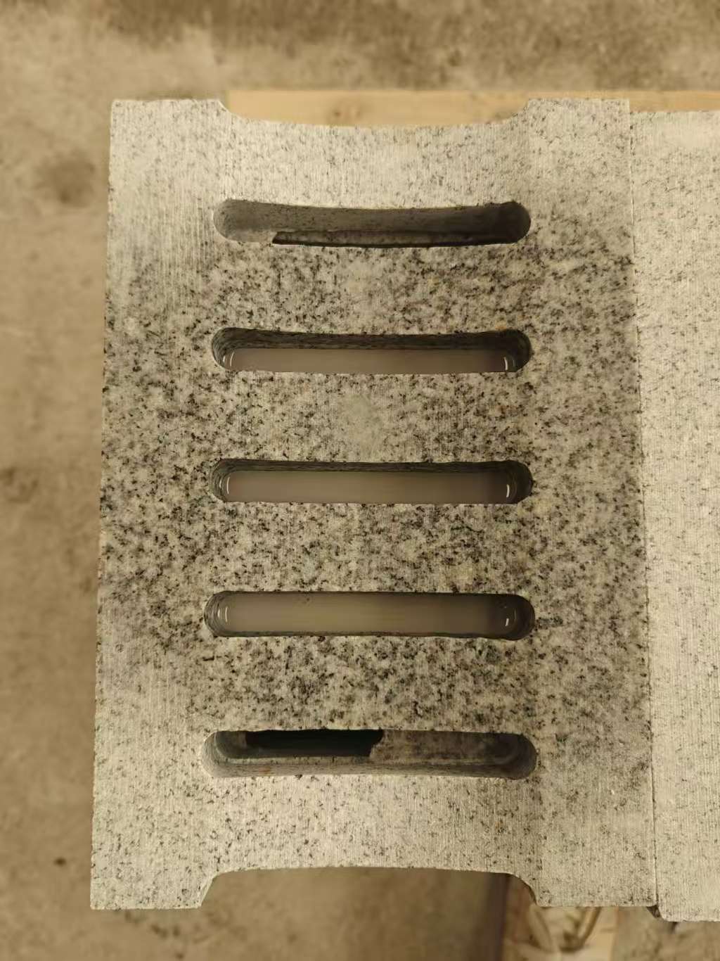 周口 芝麻白拉丝面花岗岩U型开槽排水槽