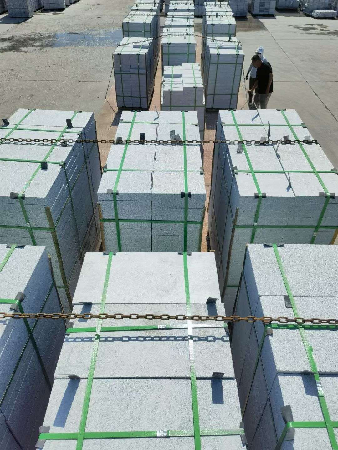 周口 芝麻白花岗岩5公分地铺石 花岗岩厂家工厂装车日常